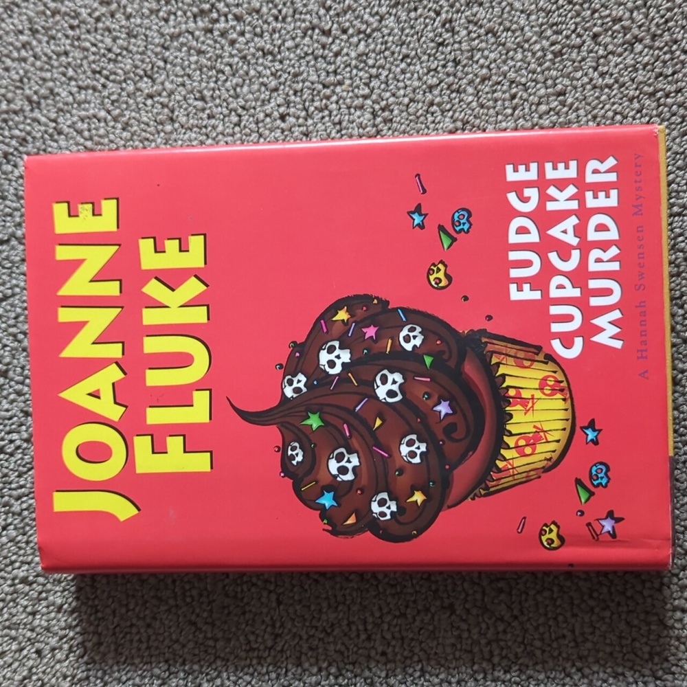 Fudge Cupcake Murder: A Hannah Swensen Mystery